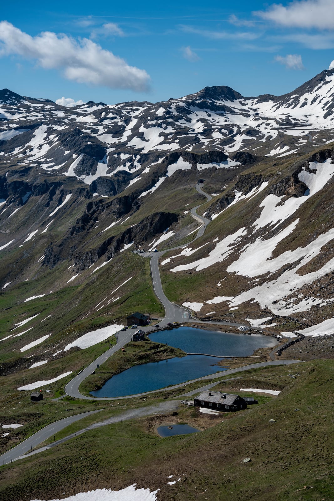群山環抱的高山湖泊與蜿蜒公路｜2026/06 阿爾卑斯山脈之德奧邊境