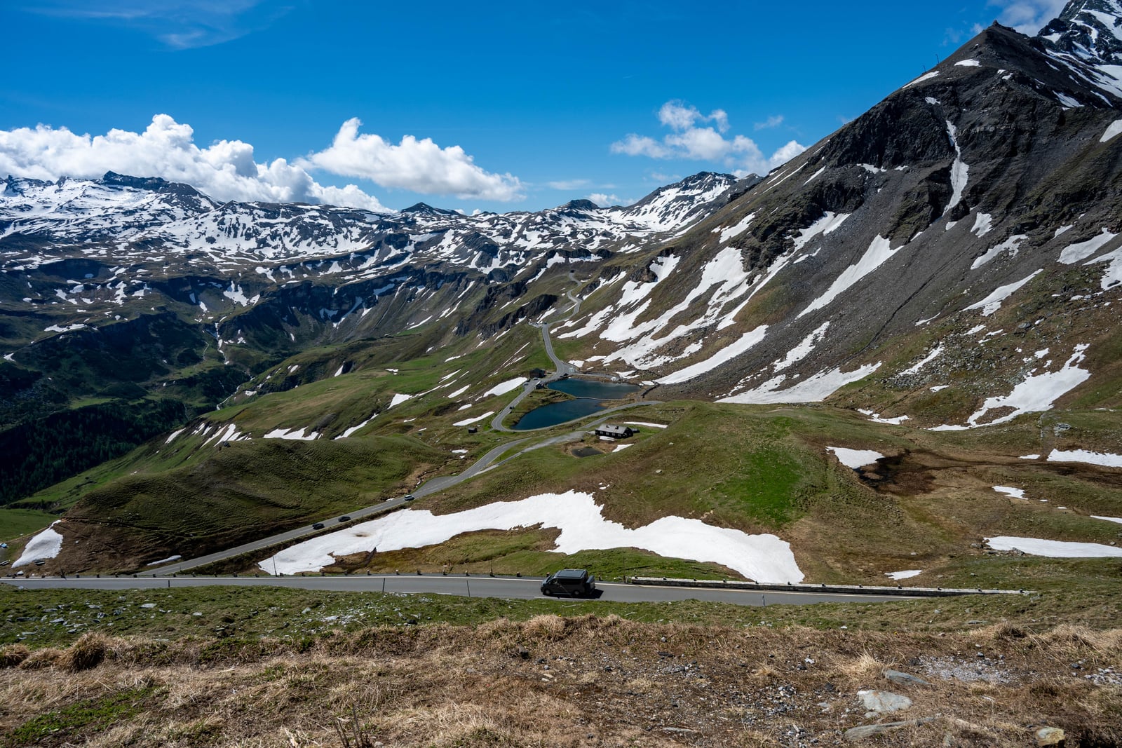 群山環繞的蜿蜒高山公路與殘雪風光｜2026/06 阿爾卑斯山脈之德奧邊境