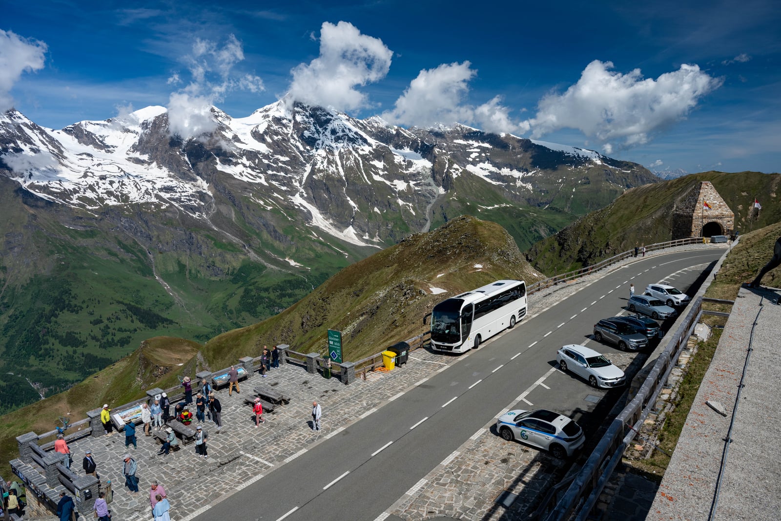 群山環抱的高山觀景台與蜿蜒公路｜2026/06 阿爾卑斯山脈之德奧邊境