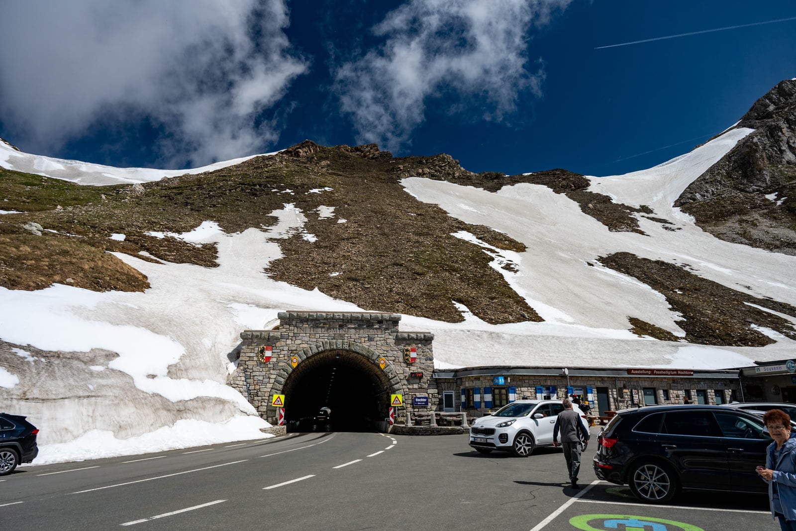 高山隧道口的石砌建築與殘雪風光｜2026/06 阿爾卑斯山脈之德奧邊境