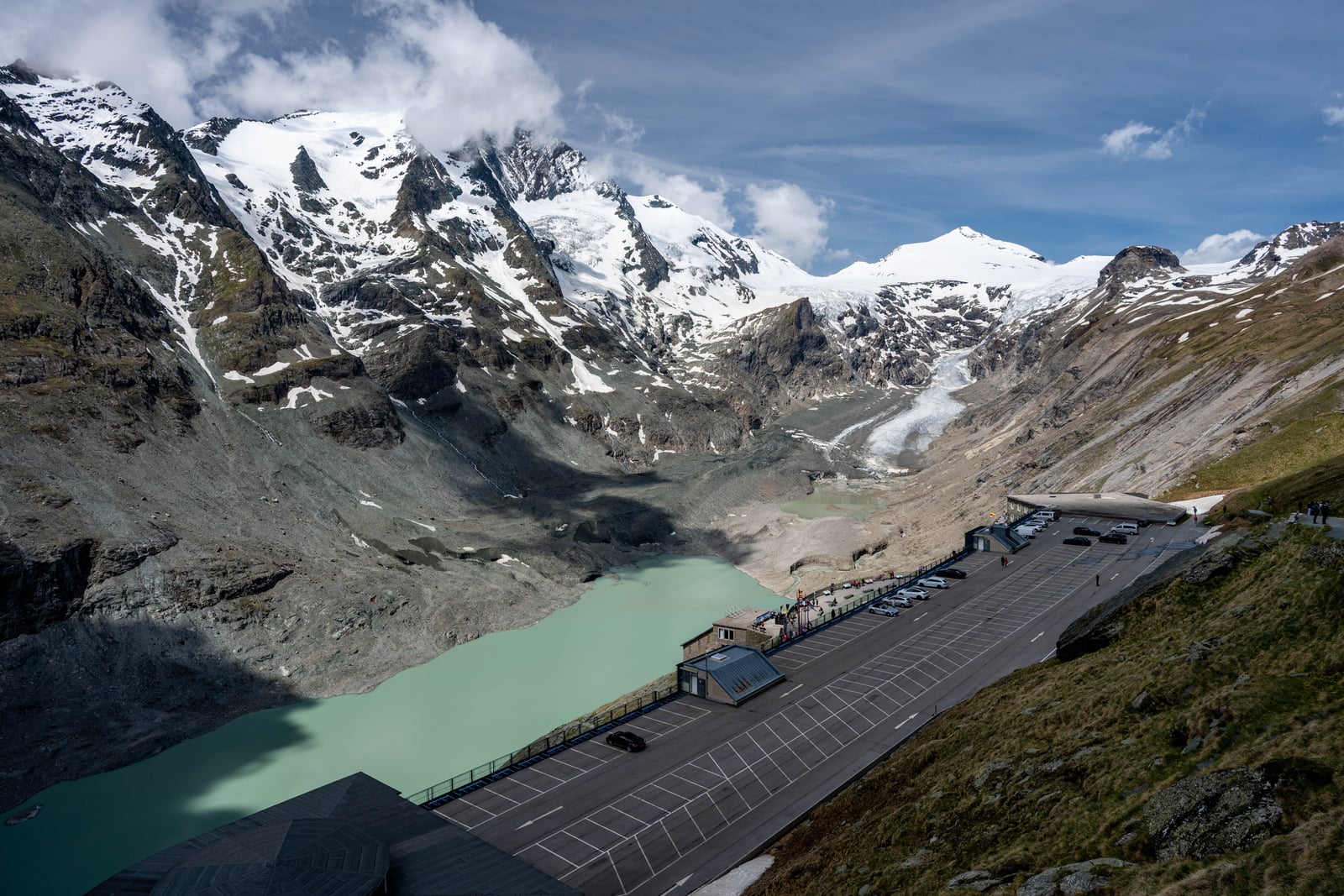 群山環繞的威廉施瓦洛夫斯基觀景台停車場｜2026/06 阿爾卑斯山脈之德奧邊境