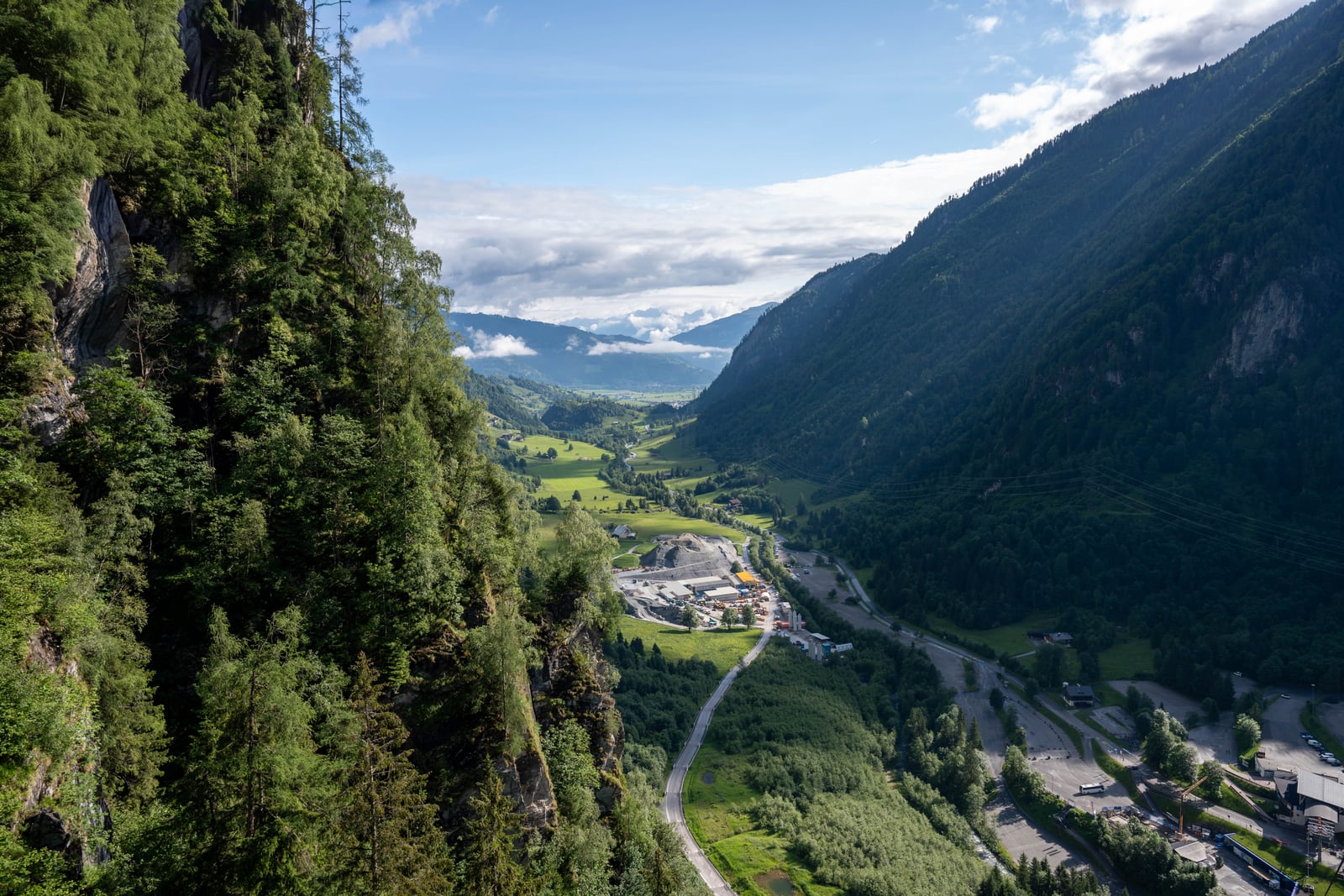 群山環繞的山谷風光與蜿蜒道路｜2026/06 阿爾卑斯山脈之德奧邊境