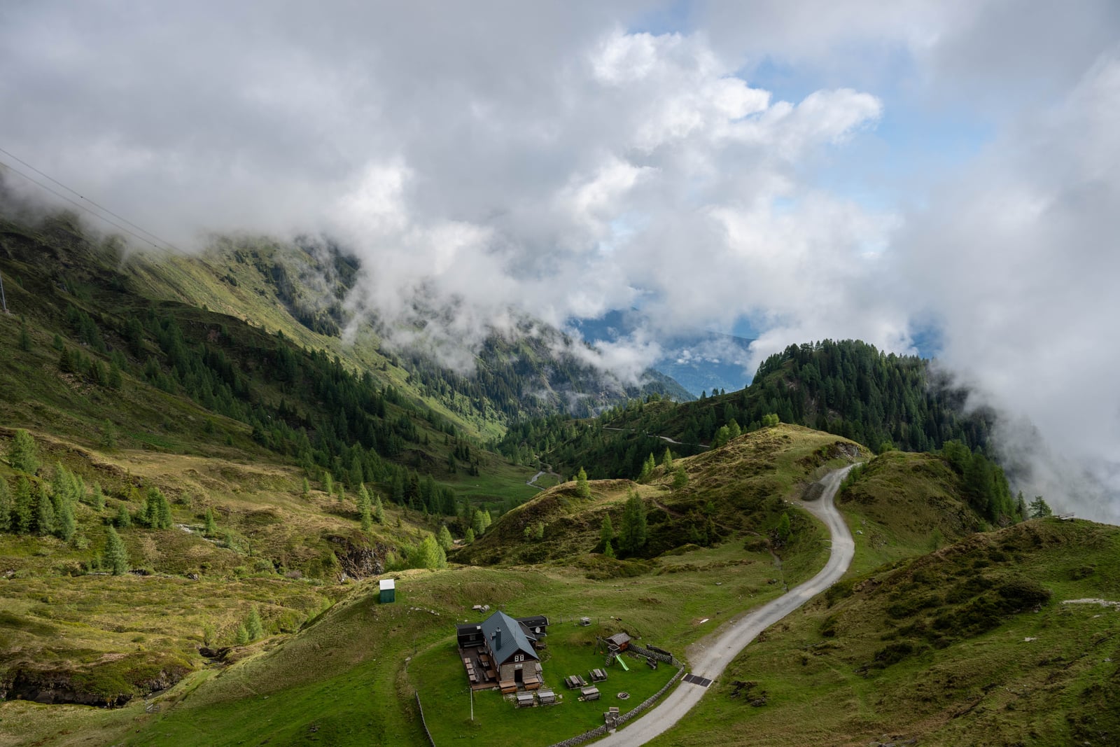 雲霧繚繞的山谷小徑與綠意山屋｜2026/06 阿爾卑斯山脈之德奧邊境