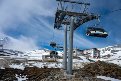 群山環抱的高山纜車與纜車站風光｜2026/06 阿爾卑斯山脈之德奧邊境