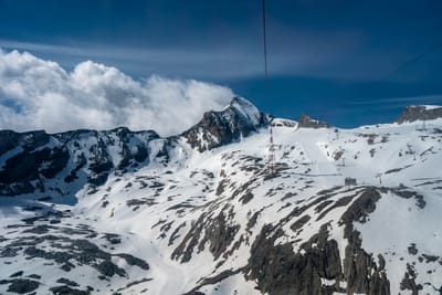 晴空下俯瞰白雪覆蓋的壯麗山峰與纜車線｜2026/06 阿爾卑斯山脈之德奧邊境