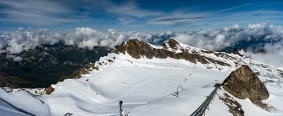 群山環繞的雪白山巔與壯麗雲海