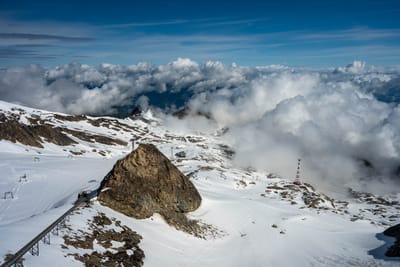 雲海環繞的雪地山峰與纜車站｜2026/06 阿爾卑斯山脈之德奧邊境