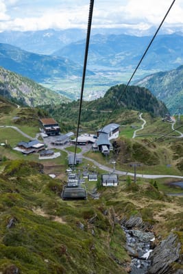 乘搭高空纜車俯瞰山谷美景