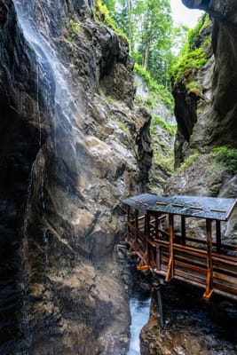 險峻峽谷中的木造步道與飛瀑景致