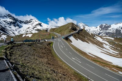 群山環抱的高山景觀道路與殘雪風光