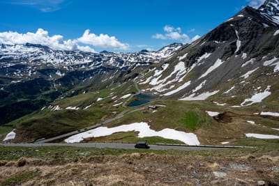 群山環繞的蜿蜒高山公路與殘雪風光