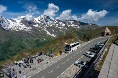 群山環抱的高山觀景台與蜿蜒公路