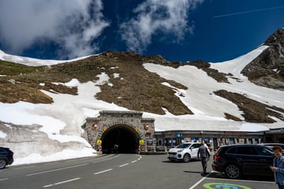 高山隧道口的石砌建築與殘雪風光