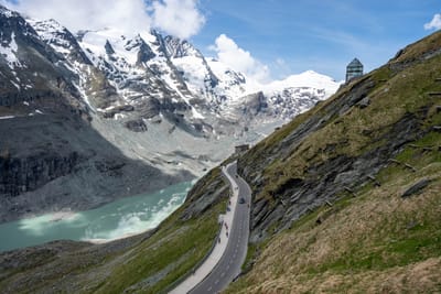 群山環繞的蜿蜒山路與高山風光