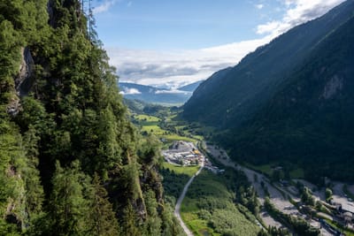 群山環繞的山谷風光與蜿蜒道路｜2026/06 阿爾卑斯山脈之德奧邊境