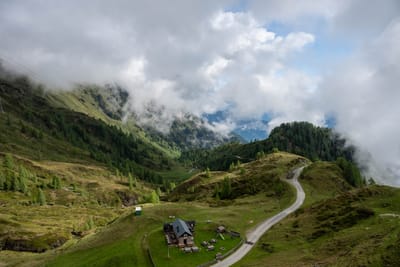 雲霧繚繞的山谷小徑與綠意山屋