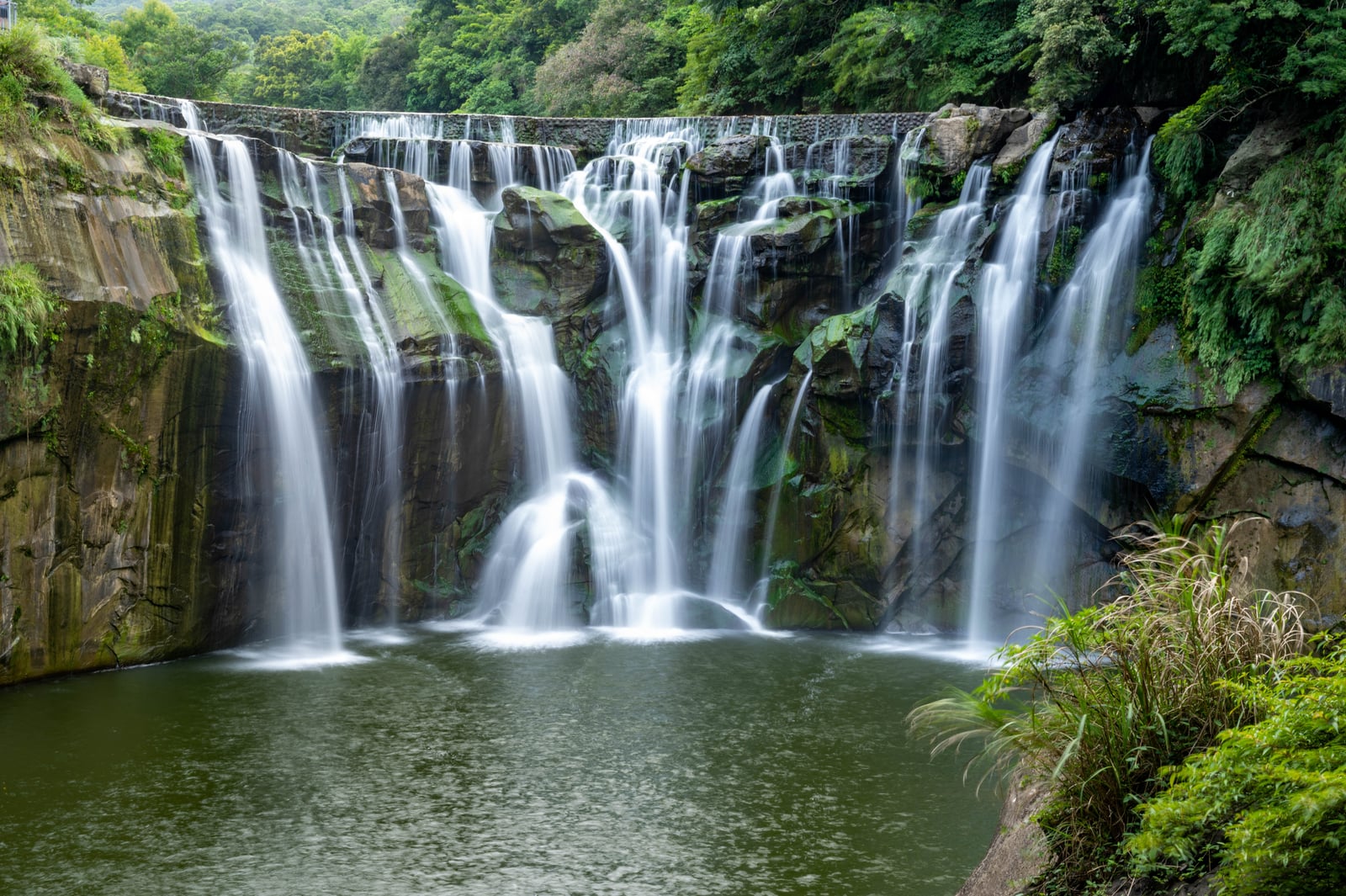 十分瀑布磅礡的水流奔騰而下｜國內本島（北/中/東部）
