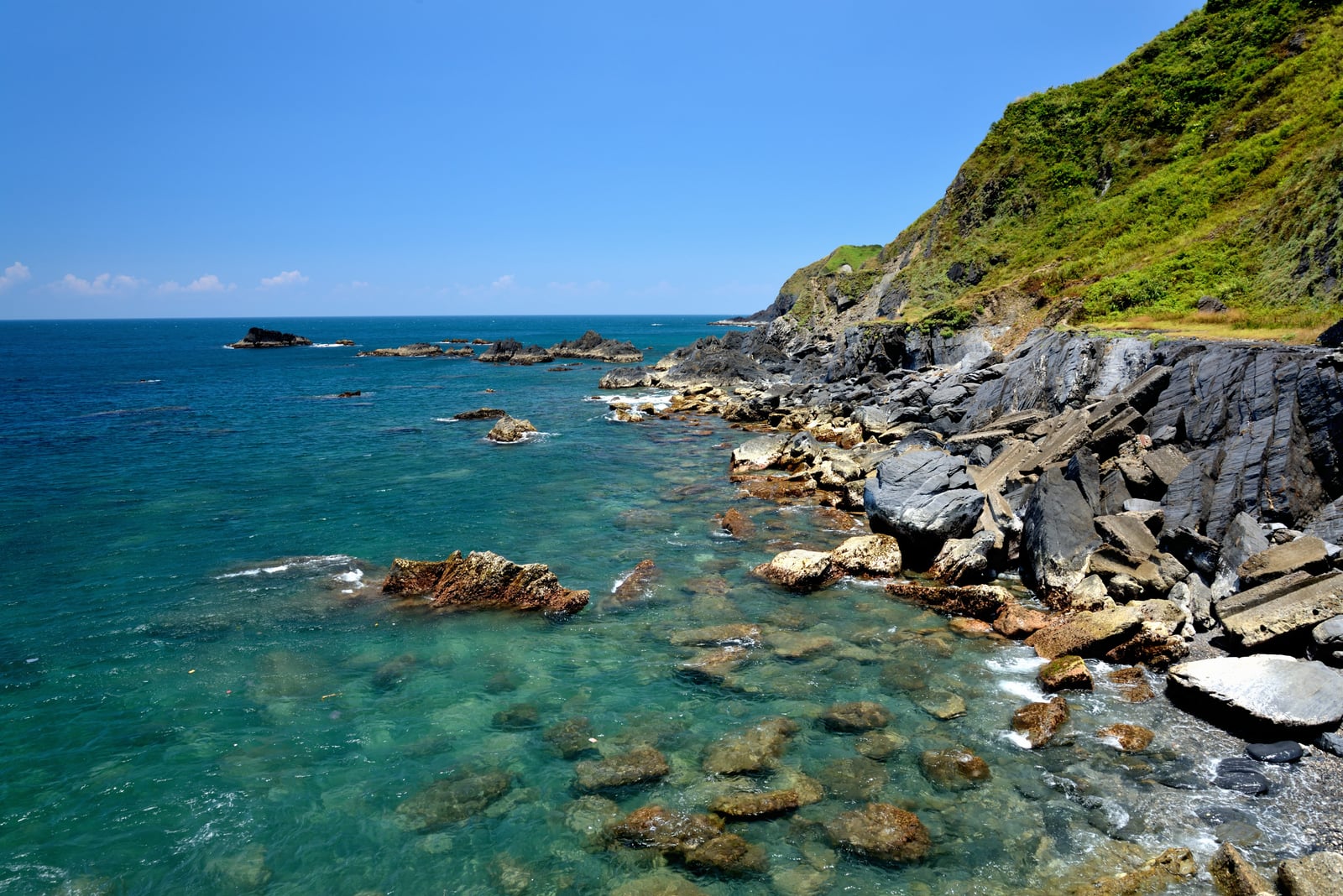 豆腐岬清澈湛藍海岸與礁岩風光｜國內本島（北/中/東部）