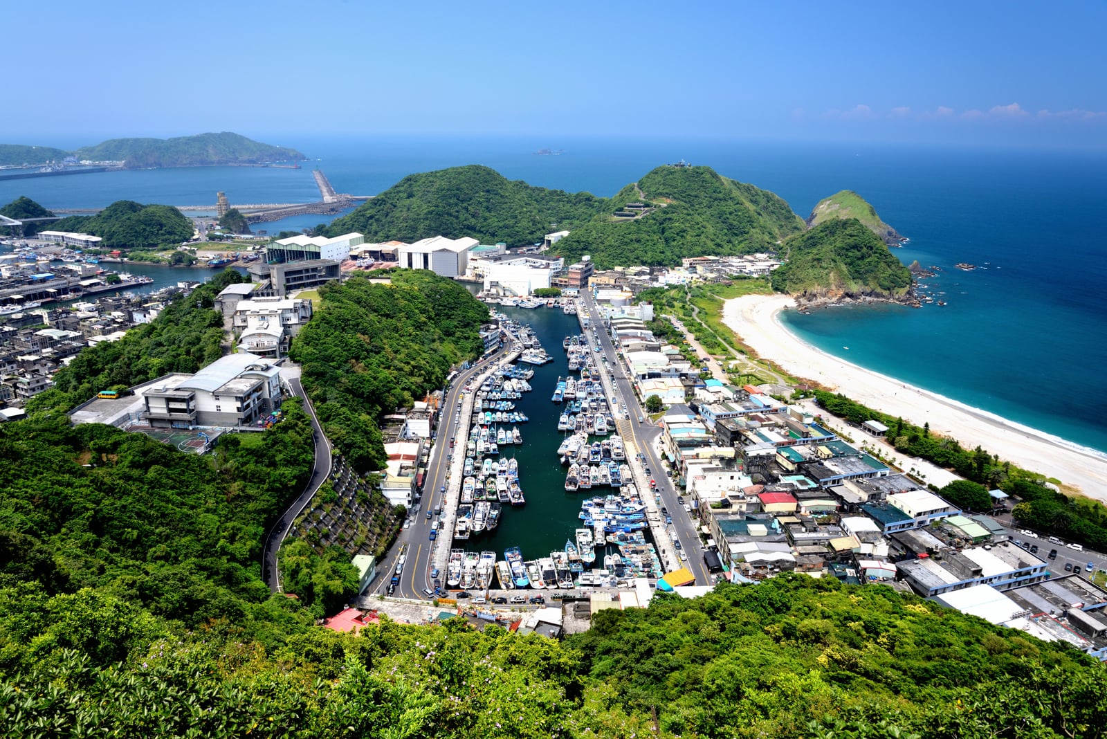 南方澳漁港與湛藍海灣的高處俯瞰｜國內本島（北/中/東部）