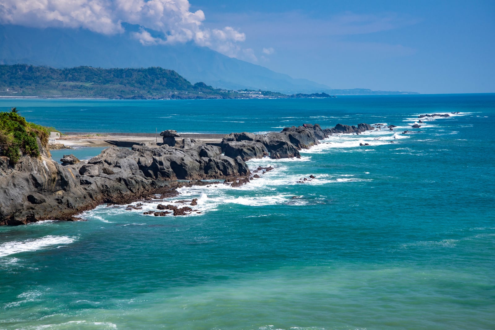 金樽遊憩區海岸線與湛藍太平洋海浪｜國內本島（北/中/東部）