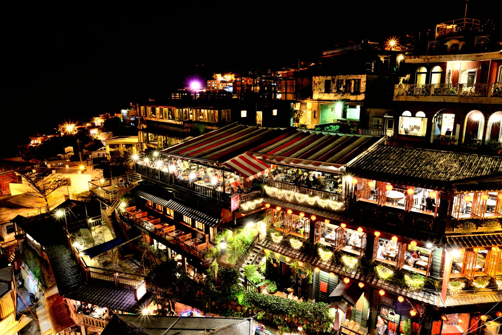 夜色中點亮紅燈籠的山城茶樓風光｜國內本島（北/中/東部）