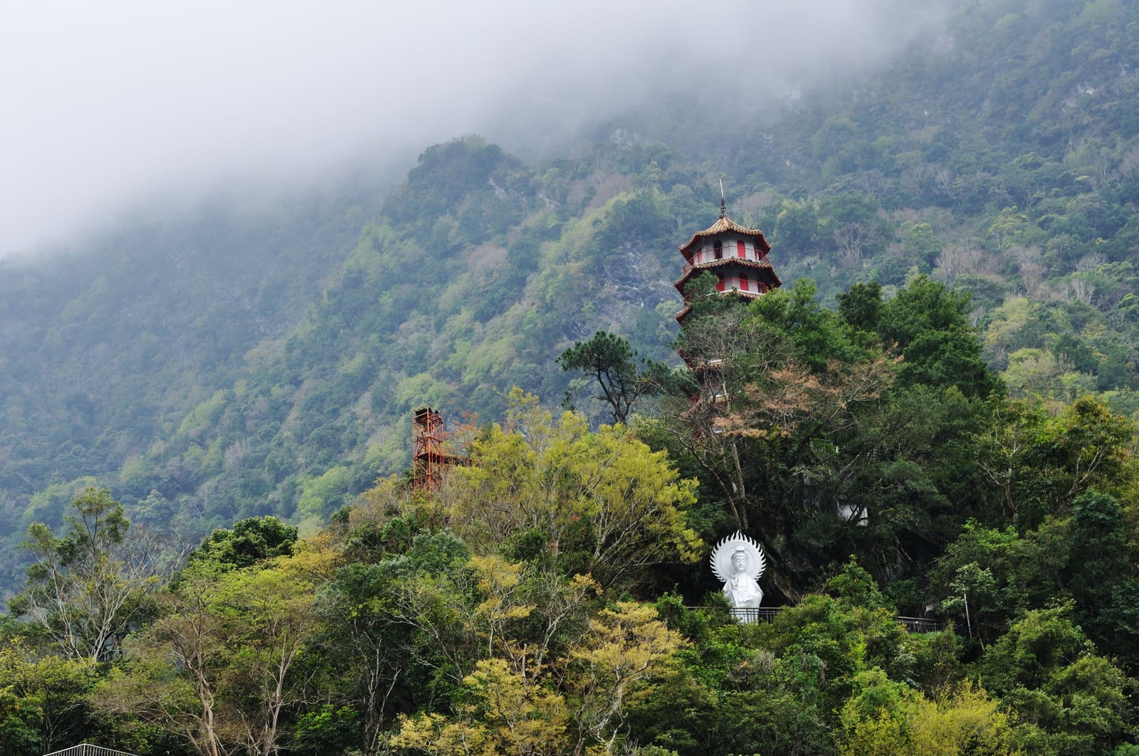 雲霧繚繞中矗立的天祥古塔與白衣觀音｜國內本島（北/中/東部）