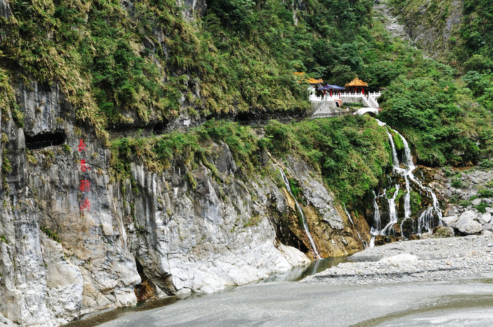 懸崖峭壁間的長春祠與潺潺飛瀑｜國內本島（北/中/東部）