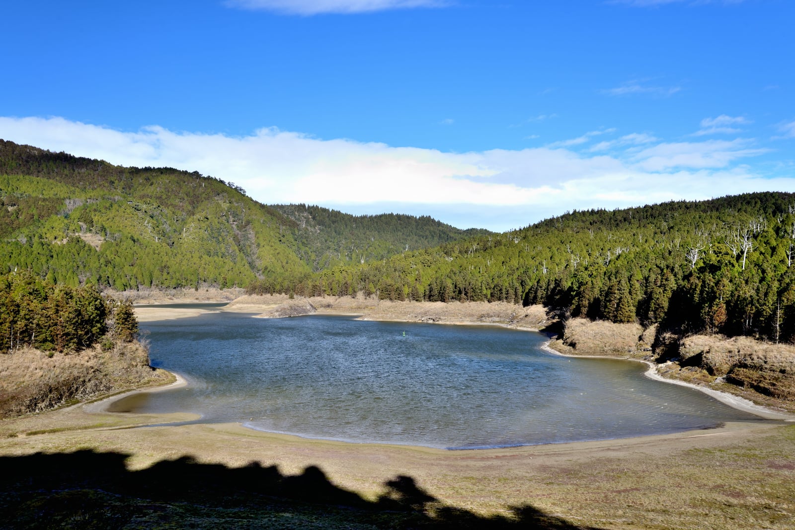 翠峰湖的明媚晴空與環山翠綠森林｜國內本島（北/中/東部）
