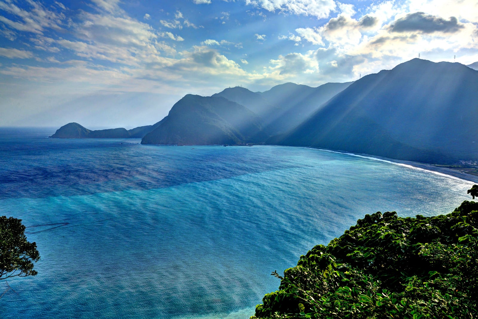 望那之丘俯瞰蔚藍海灣與層疊山巒｜國內本島（北/中/東部）