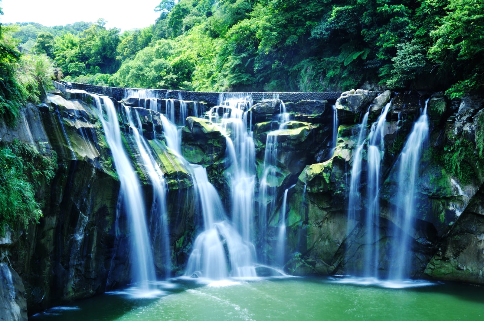 十分瀑布絹絲水流與翠綠山林｜國內本島（北/中/東部）
