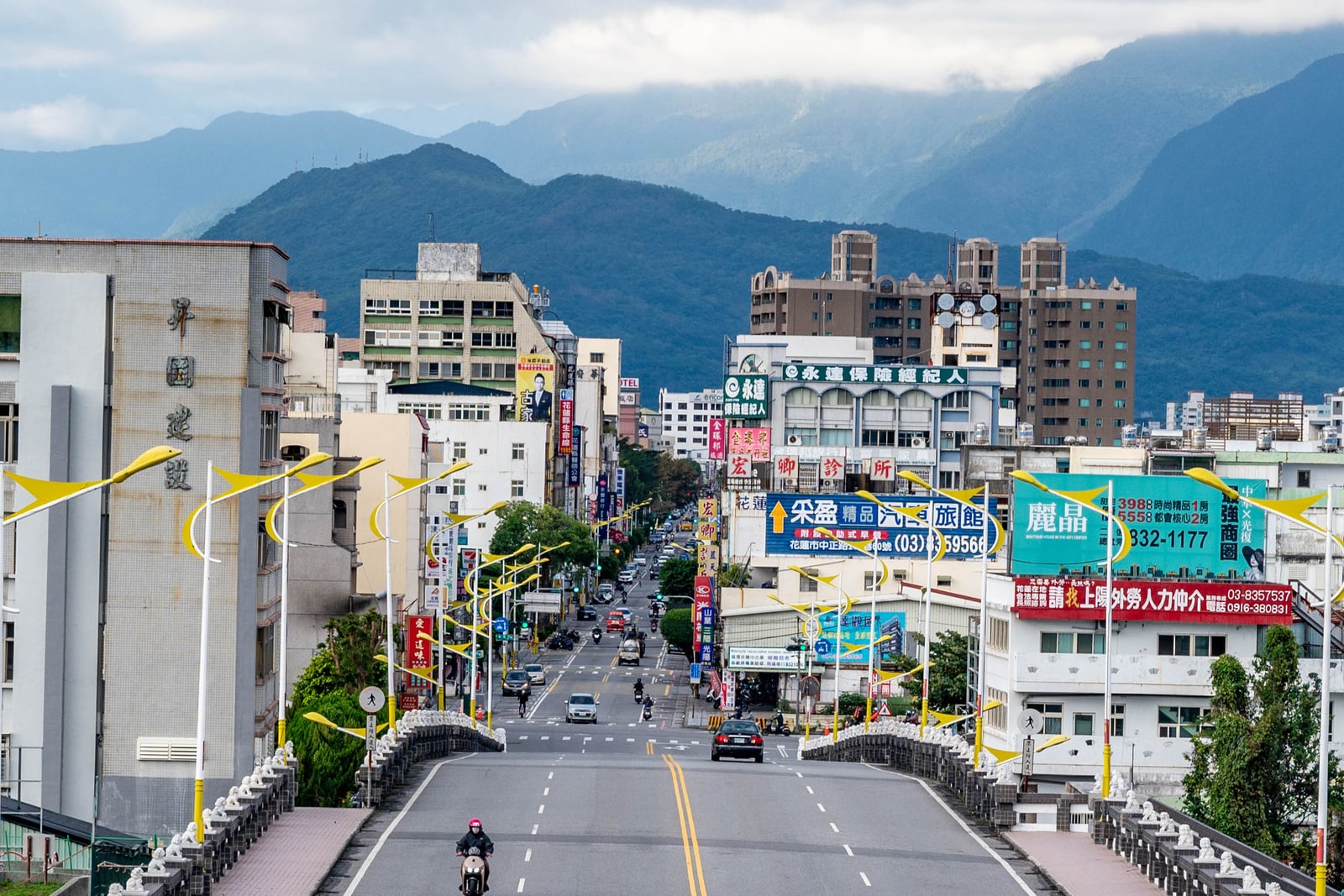 晨光映照花蓮市街景與遠方翠綠山脈｜國內本島（北/中/東部）