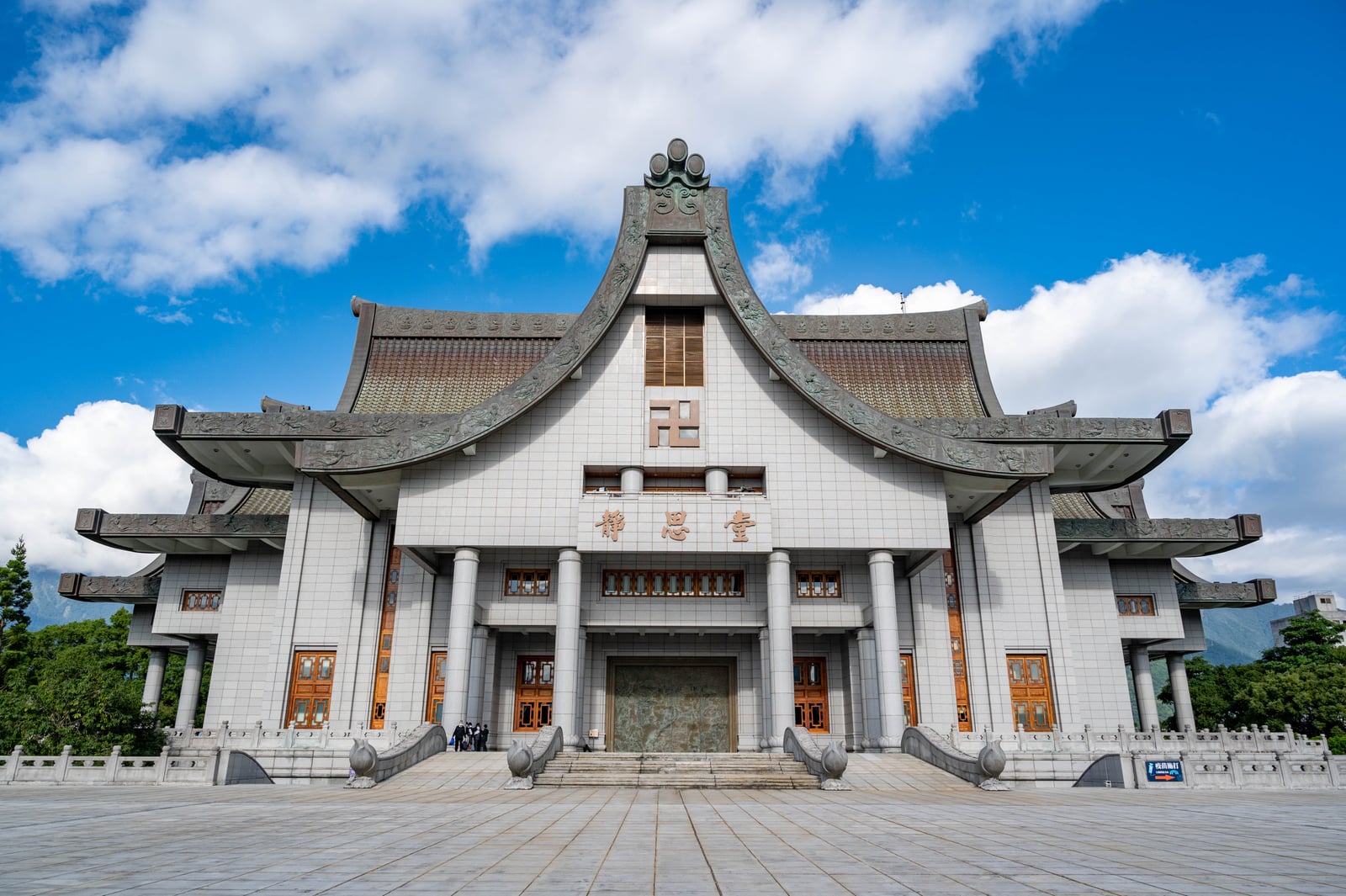 花蓮靜思堂莊嚴宏偉的建築立面與晴空｜國內本島（北/中/東部）