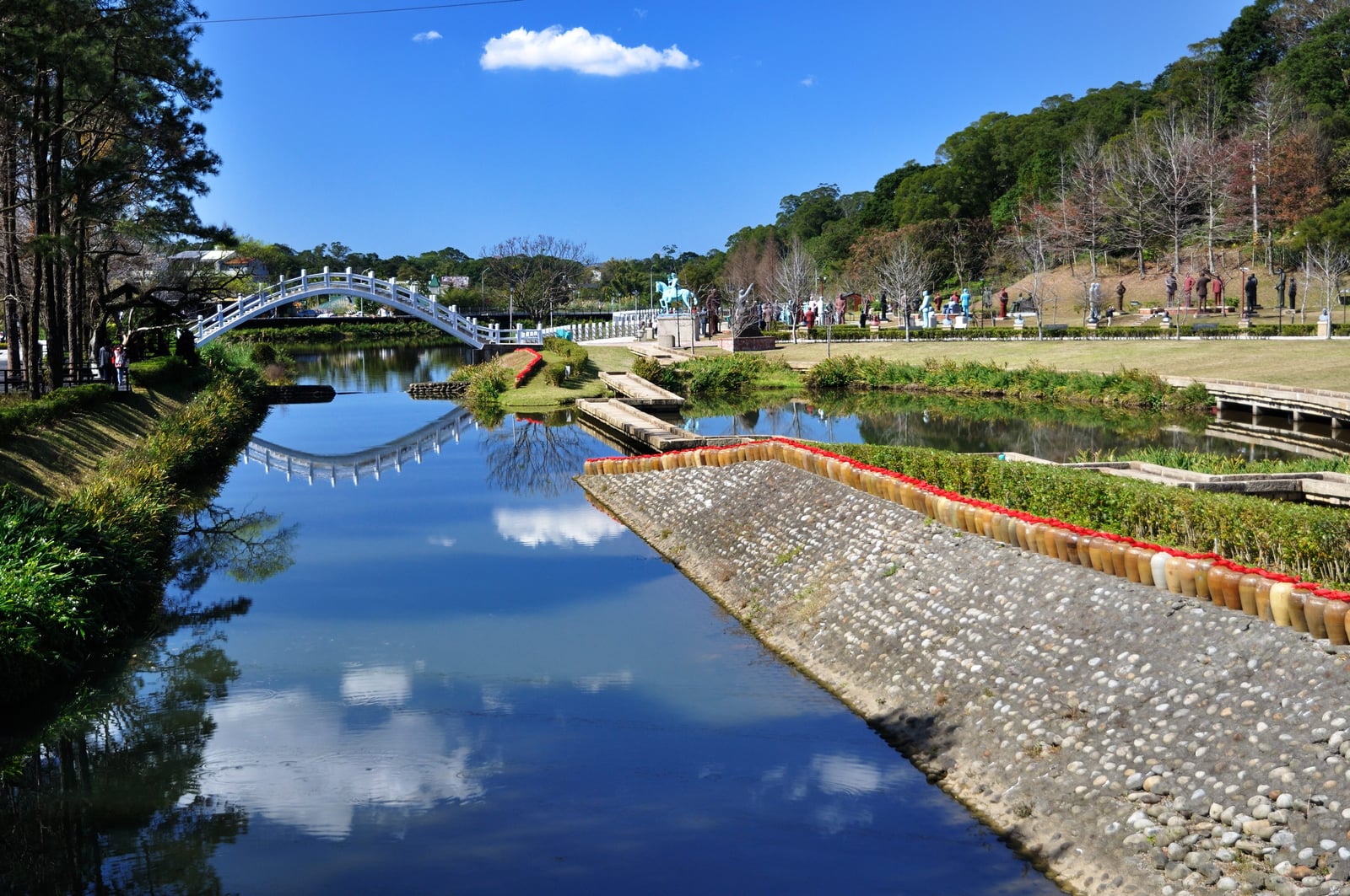 慈湖遊客中心水池倒影與白色拱橋｜國內本島（北/中/東部）