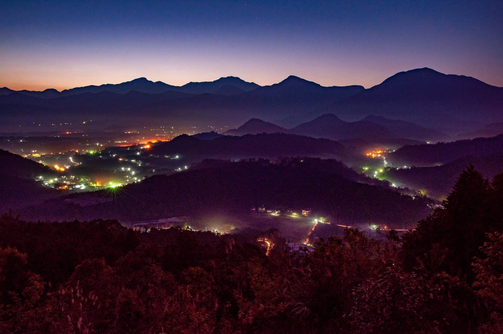 晨曦曙光中群山環抱的魚池鄉山城夜景｜國內本島（北/中/東部）
