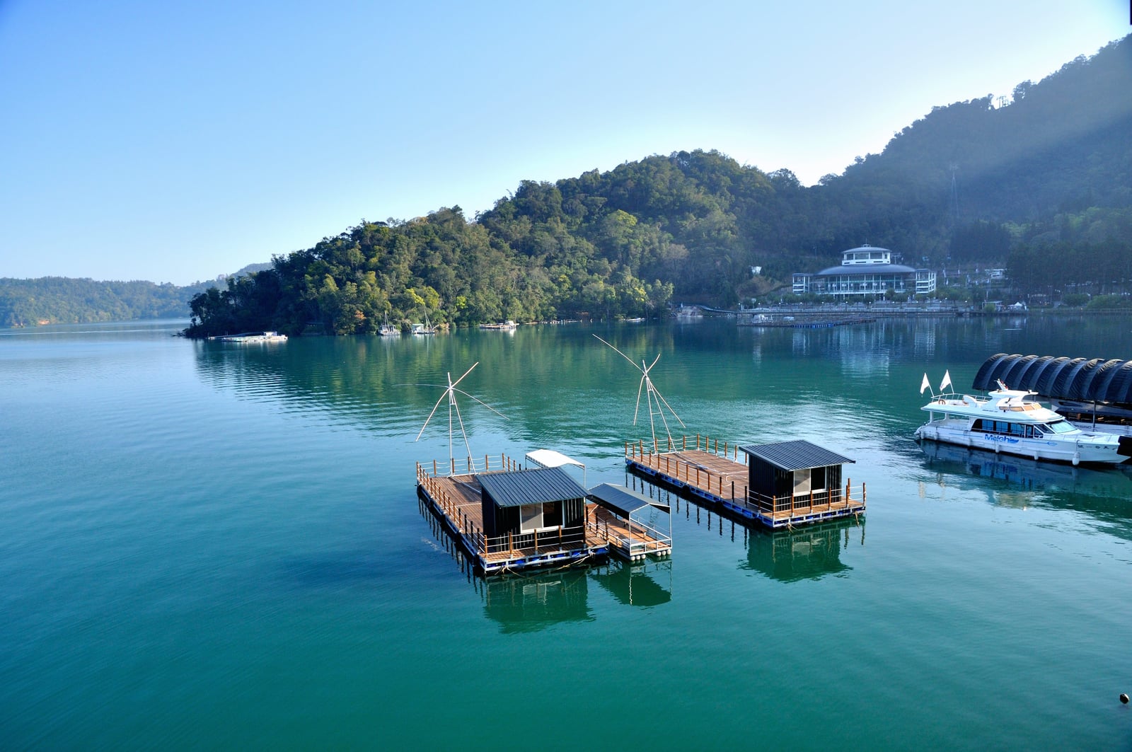 晨光灑落湖畔浮排與山巒｜國內本島（北/中/東部）