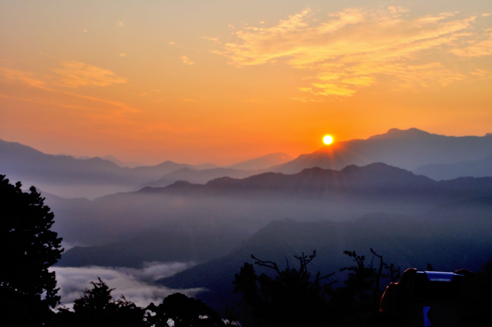 小笠原山觀景台迎來金色晨曦與層疊山巒｜國內本島（北/中/東部）