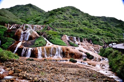 黃金瀑布的層疊岩壁與涓涓水流