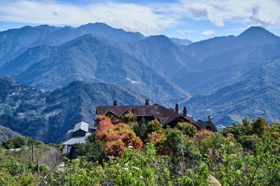 群山環抱中的歐風建築與山景