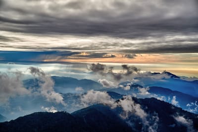 合歡山主峰層巒疊翠與翻滾雲海
