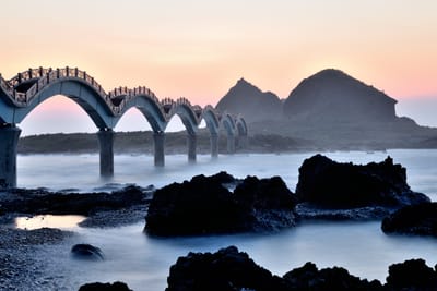 晨光微亮中的三仙臺跨海步橋