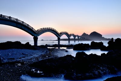 晨光中的三仙臺跨海步橋