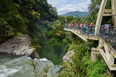 小烏來天空步道俯瞰翠綠山谷與瀑布絕景