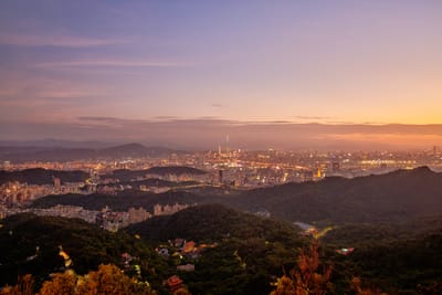 黃昏暮色中的台北盆地與城市燈火