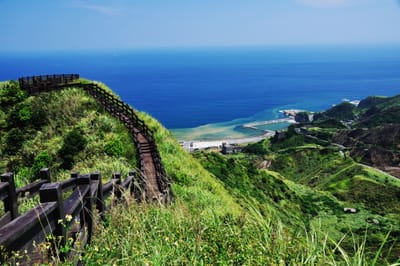 群山環抱的木棧道與海濱風光