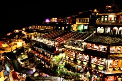 夜色中點亮紅燈籠的山城茶樓風光