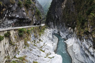 立霧溪峽谷峭壁與蜿蜒公路