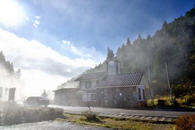 晨光與山嵐交織中的土場建築景致