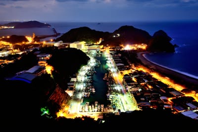 黃昏時刻南方澳漁港的燦爛燈火與海灣夜景