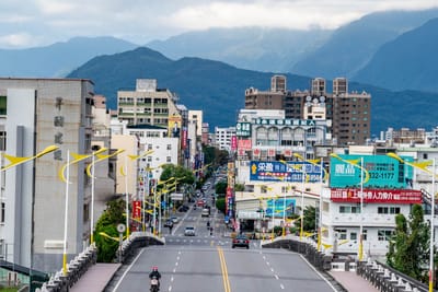 晨光映照花蓮市街景與遠方翠綠山脈