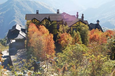 老英格蘭莊園的都鐸式建築與山林秋色